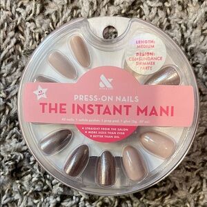 Olive & June Press-On Nails - Shimmer and Nude